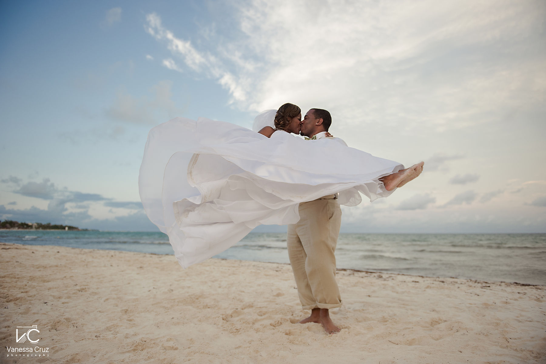 Wedding dress move an motion portraits Playa del Carmen beach Mexico